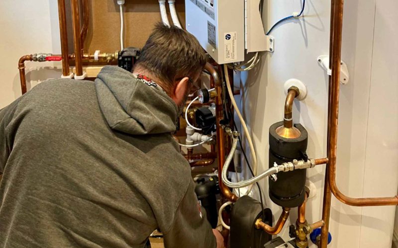 expert heat pump servicing and maintenance featured